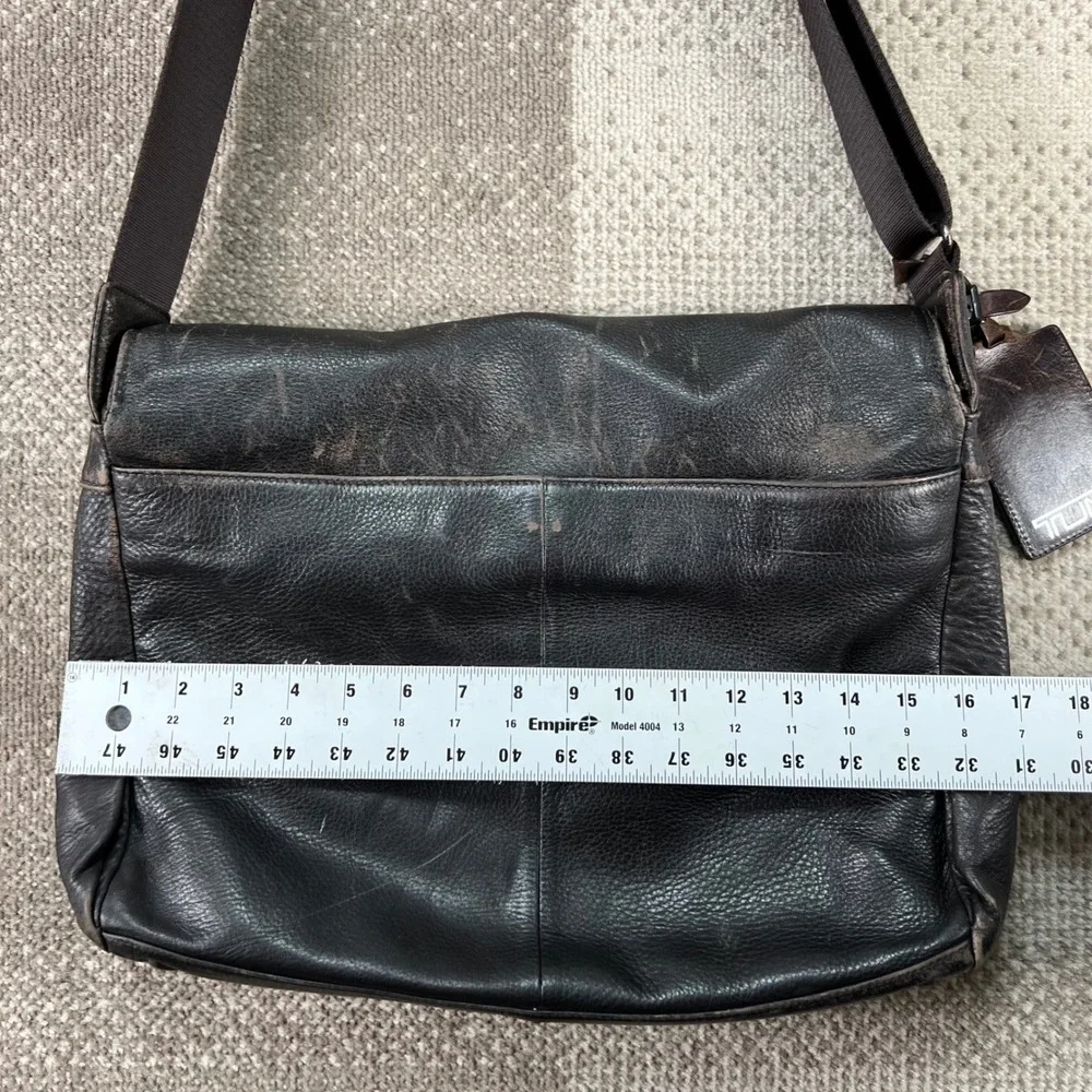 Tumi 96971BHR Brown Distressed Leather Messenger Crossbody Bag Mens Work Travel